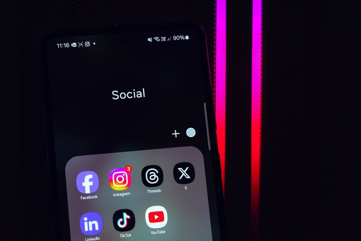 Social media folder on Android phone while clearing Instagram app cache